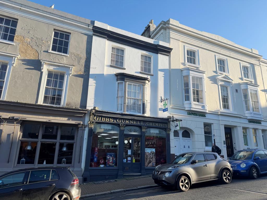 Lot: 117 - FREEHOLD TOWN CENTRE BUILDING COMPRISING FOUR FLATS AND COMMERCIAL UNIT SOLD ON A LONG LEASE - The front of the building from Union Street